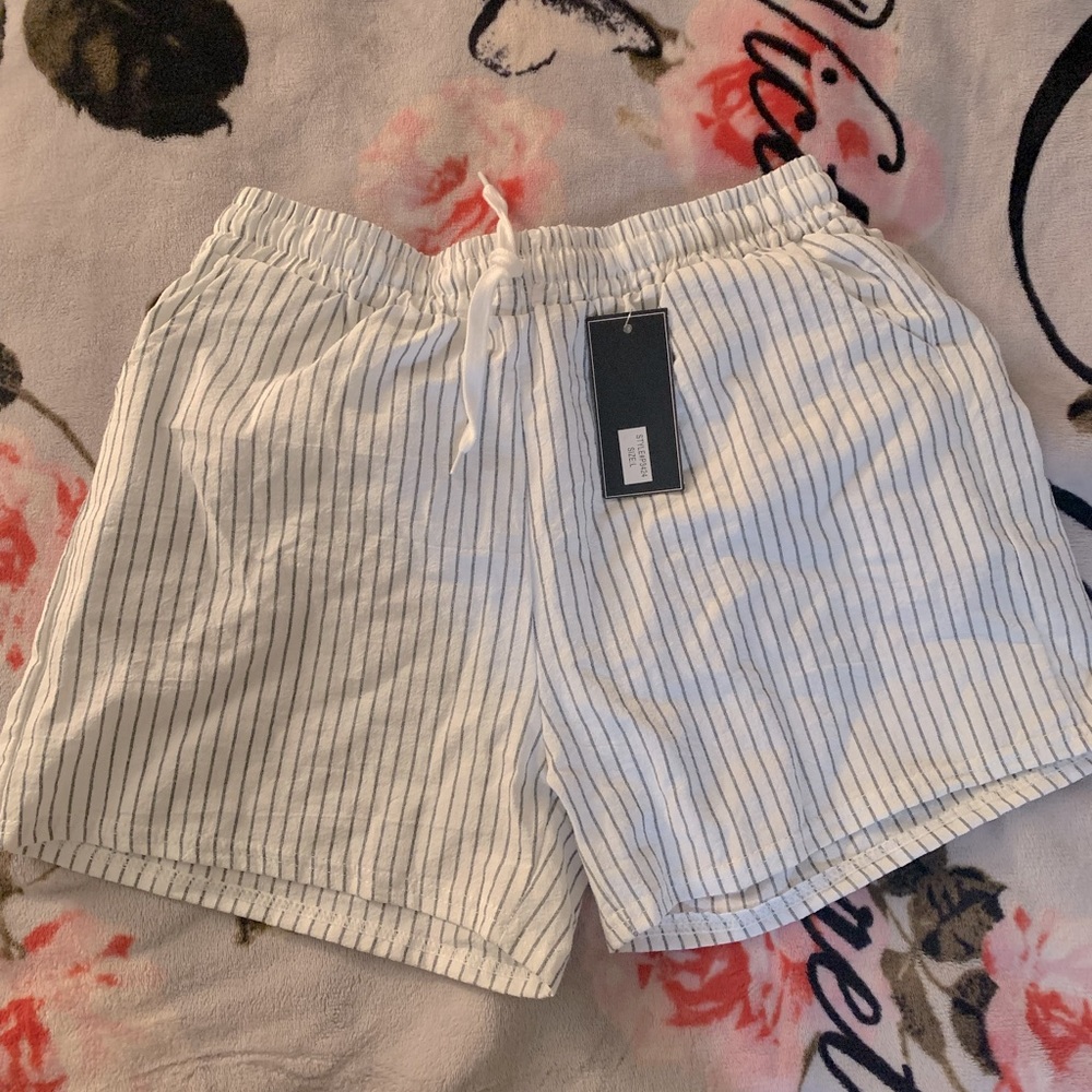 Simple stripe shorts